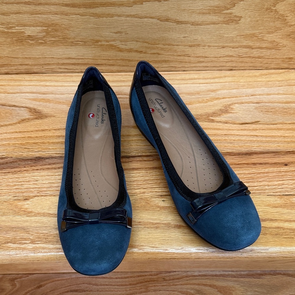 Clarks Unstructured  Un Darcey Bow Navy Blue Suede Ballet Flat Shoe 8 M  NWT